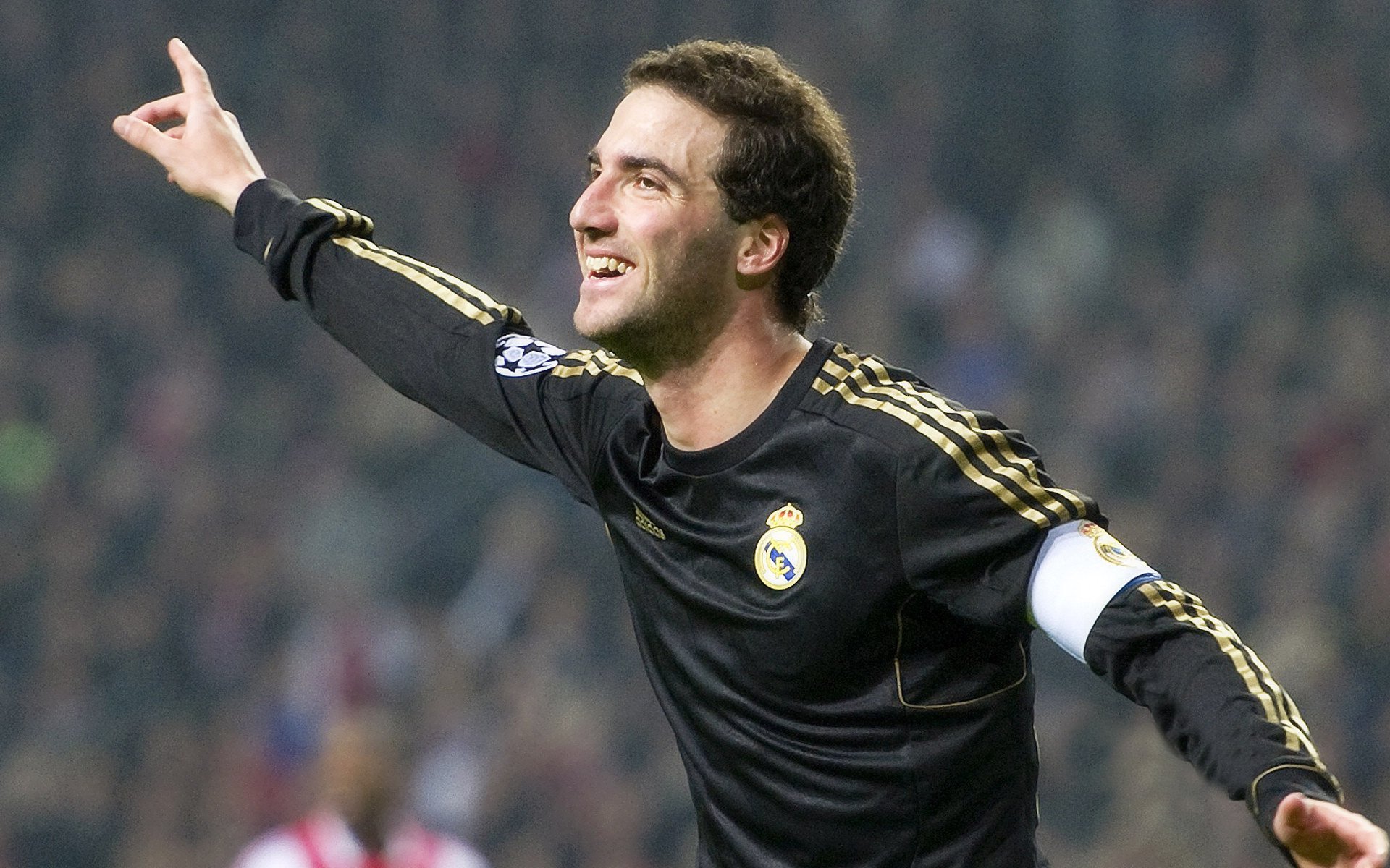 开云官网-泰山五连胜稳居榜首显霸气，姆巴佩主帅危机四伏引足坛震荡，泰山连胜彰显霸气，姆巴佩危机震动足坛